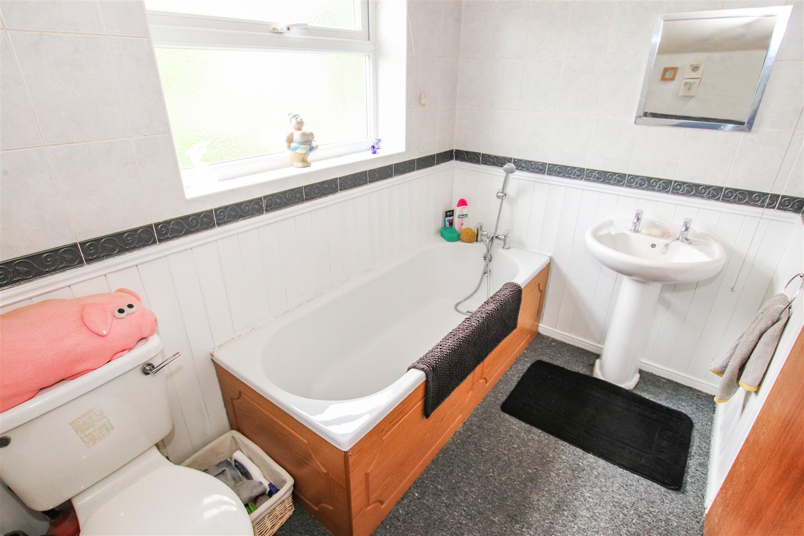 FIRST FLOOR BATHROOM
